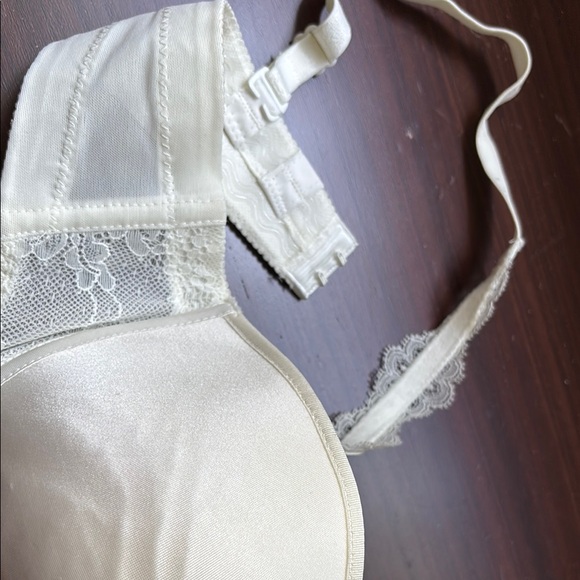 Chantelle Cream Lace Bra - Picture 3 of 12